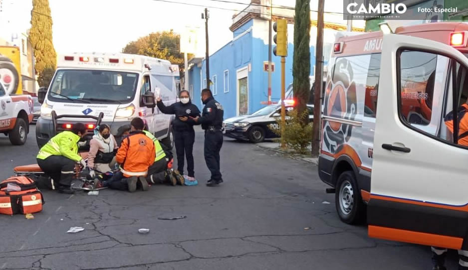 Motociclistas sin casco salen volando tras chocar vs un coche en Santa Anita