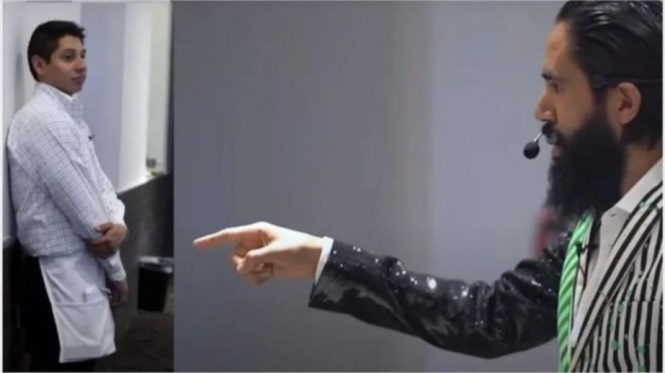 Linchan en redes a Carlos Muñoz por humillar a mesero (VIDEO)