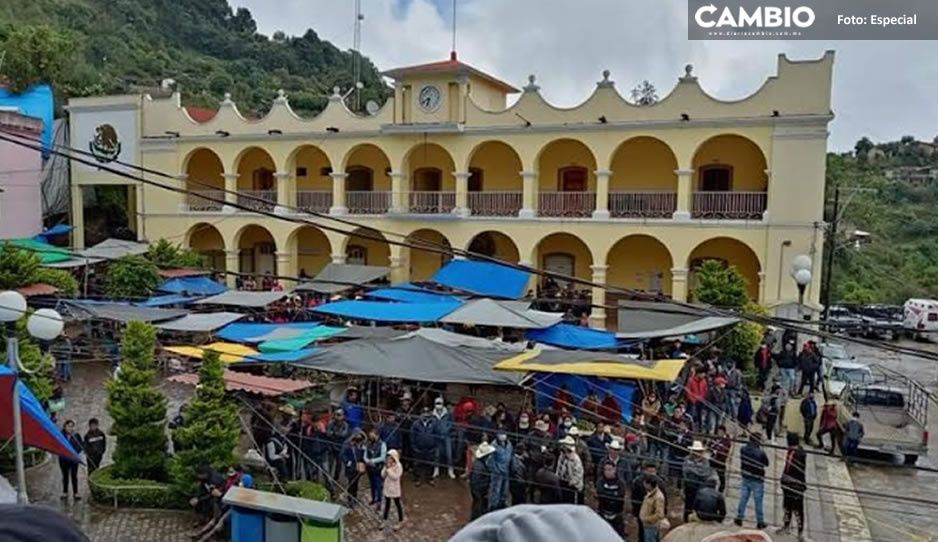 Pobladores de Coyomeapan toman palacio municipal; exigen quitar a la familia Celestino Rosas del poder