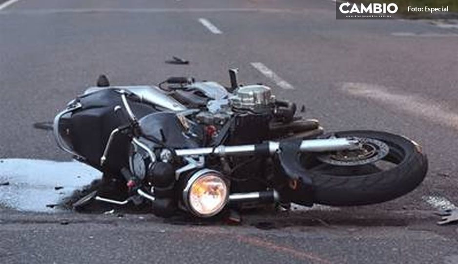 Aparatoso accidente; camioneta embiste a motociclista en Atlixco y queda con múltiples heridas