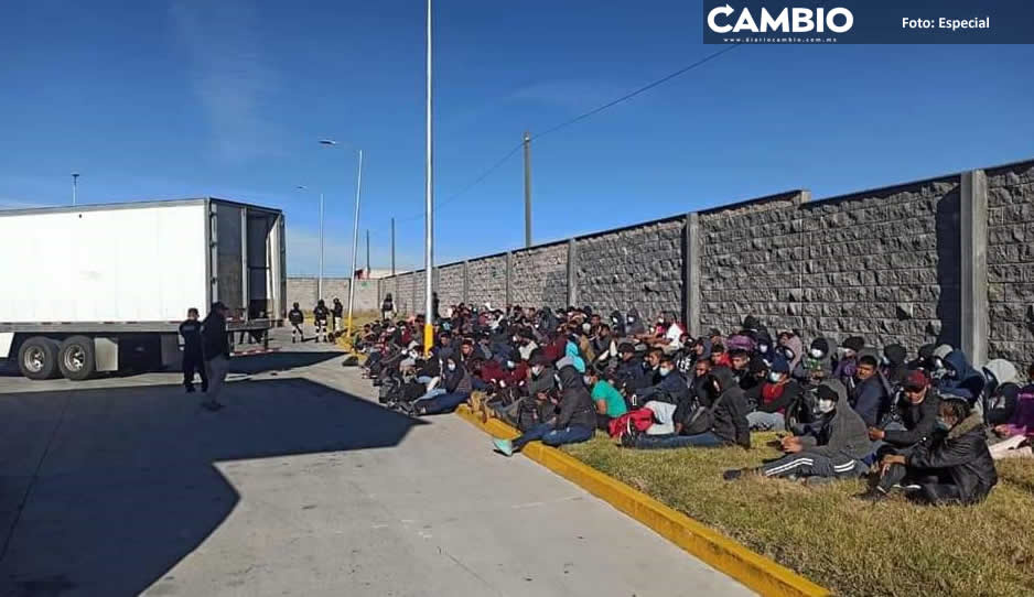 Rescatan a 210 migrantes centroamericanos de la caja de un tráiler en la Puebla-Orizaba