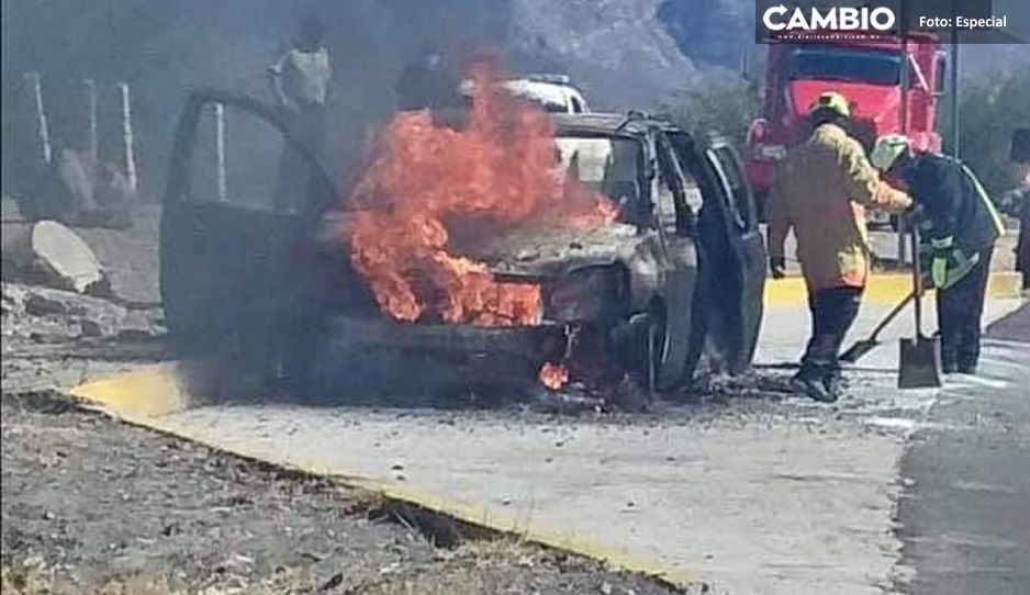 Fuego devora auto familiar; circulaba por la supercarretera Cuacnopalan-Oaxaca en Tehuacán