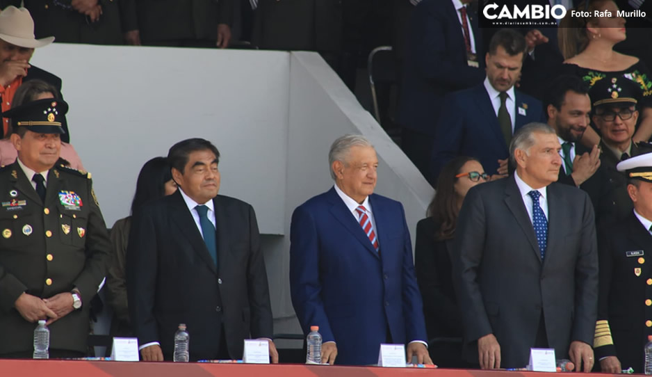 Sandoval, Barbosa, AMLO y Augusto, así el presídium del desfile cívico-militar en Puebla (FOTO)