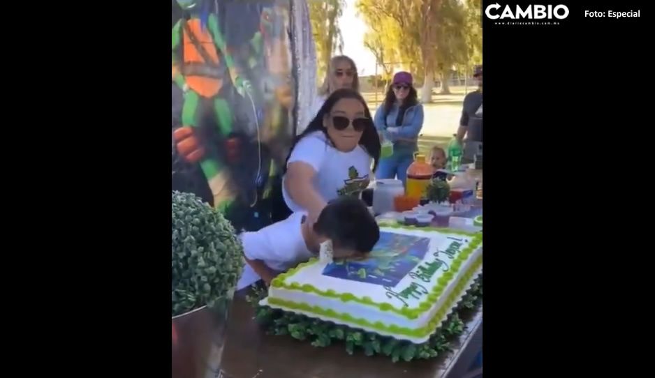 VIDEO: Niñito enfurecido se lanza vs su tía por empujarlo al pastel de cumpleaños