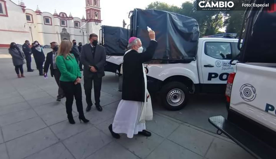 Paola Angón lleva a San Pedro Cholula al arzobispo para bendecir las nuevas patrullas