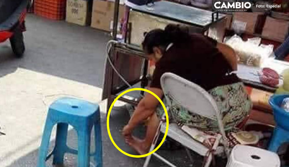 Dos con queso patach para llevar; exhiben a vendedora de quesadillas limpiándose los pies (FOTO)