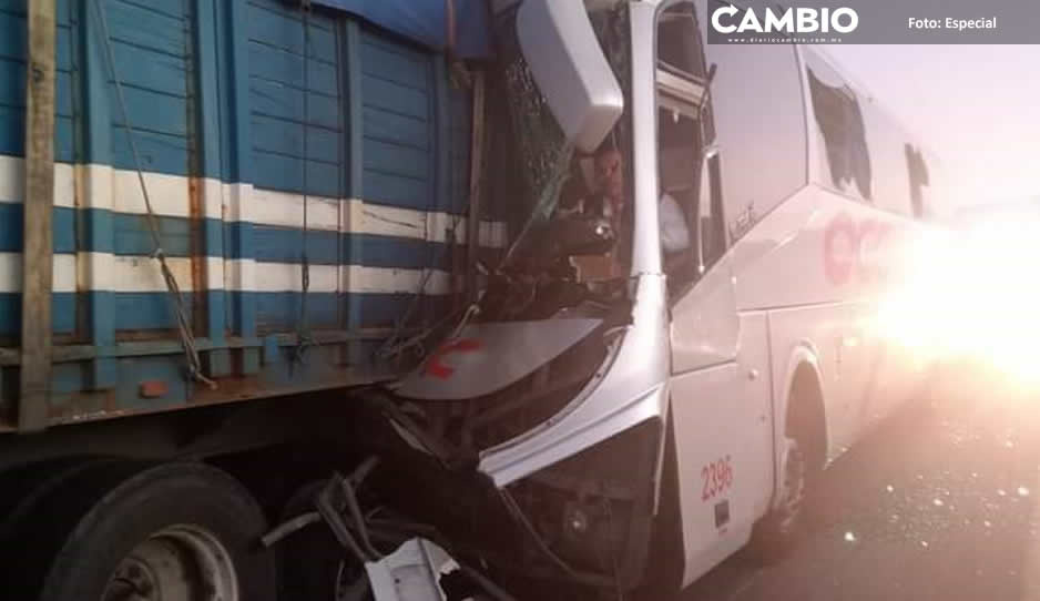 Choque entre camión de pasajeros vs tractocamion deja 15 heridos en la carretera Cuacnopalan-Oaxaca