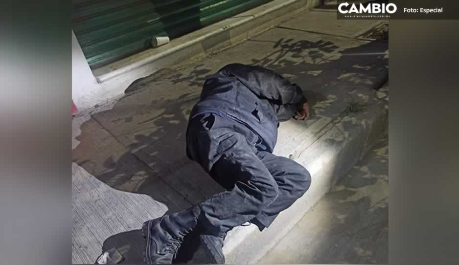 Policía ebrio se queda dormido en plena calle, en Tehuacán