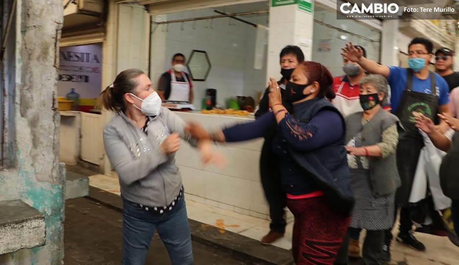 VIDEO: ¡A golpes! Locatarios de Amalucan se pelean por la demolición del mercado