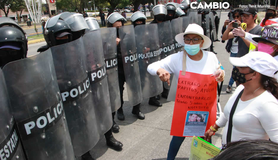 Granaderos retiran a familia de desaparecidos cuando protestaban frente a sede de la Fiscalía (FOTOS Y VIDEOS)