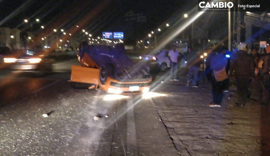  Conductor vuelca su auto frente a Periplaza y se da a la fuga
