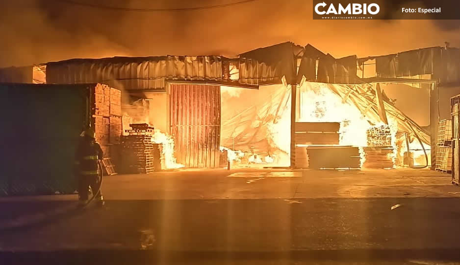VIDEO IMPACTANTE: Fuerte incendio consume  fábrica de muebles en San Andrés Cholula