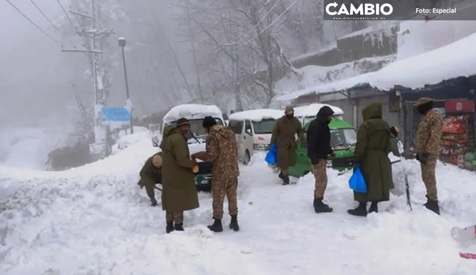 VIDEO: Mueren 21 turistas atrapados en autos por una tormenta de nieve en Pakistán