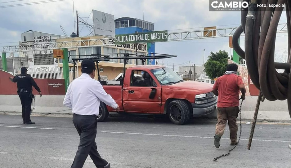 Por ir a exceso de velocidad camioneta se impacta vs muro de contención en la federal Puebla-Tehuacán