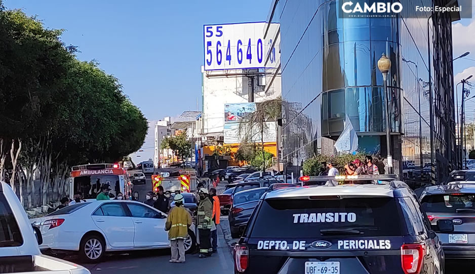 Conductor se impacta contra muro de contención en el Boulevard Esteban de Antuñano