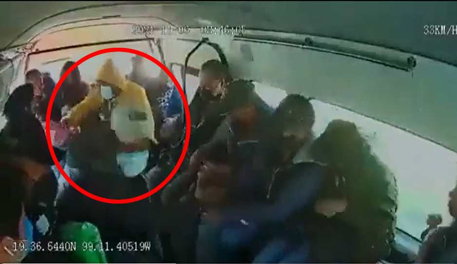 VIDEO: A balazos asaltan combi en Chalco, pasajeros gritan “ya, ya, por favor”