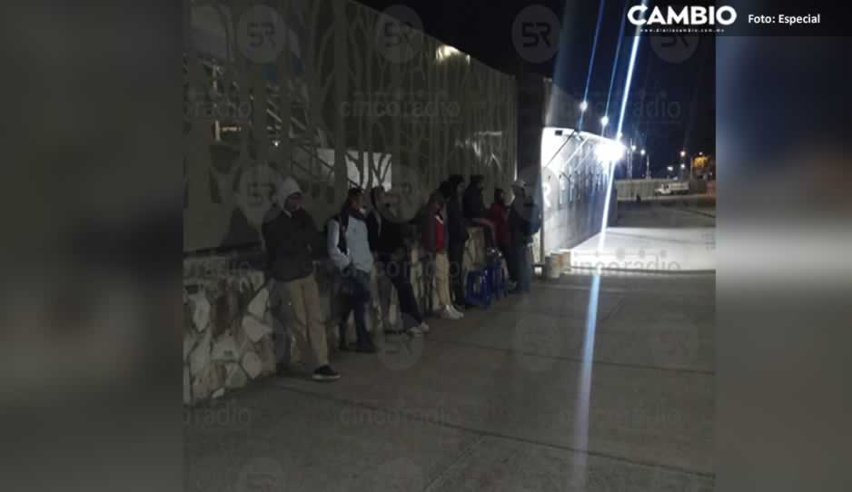 Aficionados del Puebla madrugan para conseguir boletos ante América