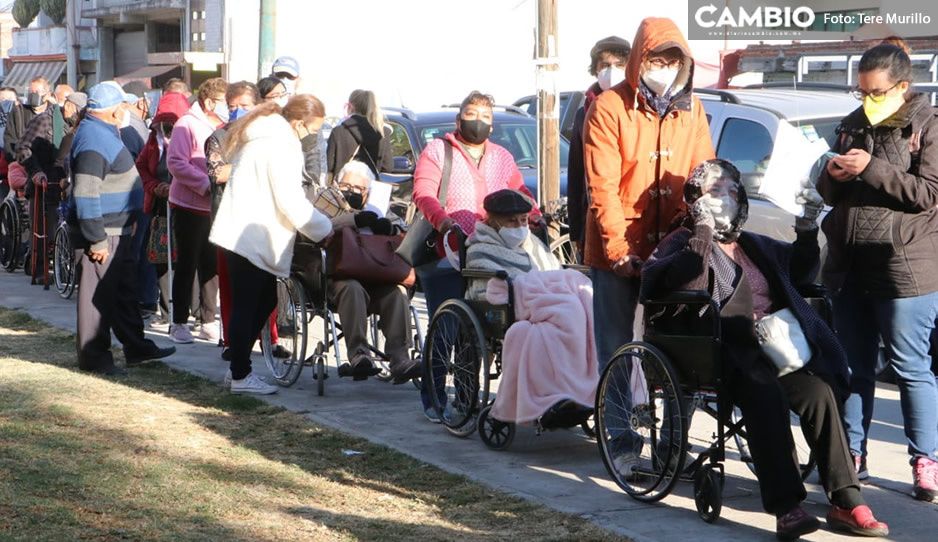 ¡Sin sana distancia! Abuelitos hacen largas filas en CESSA de Tlaxcalancingo para recibir vacuna