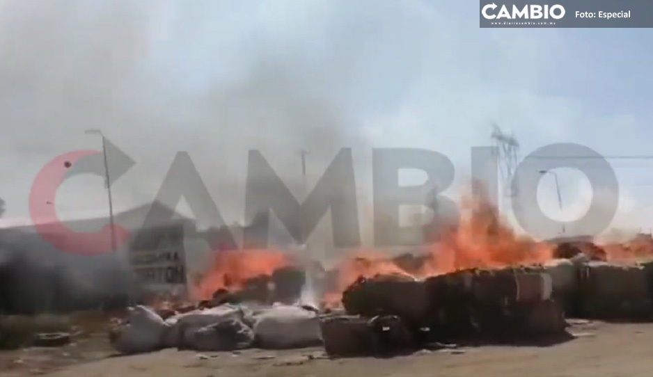 ¡Héroes! Pobladores controlan incendio en bodega de cartón en Acatzingo (VIDEO)