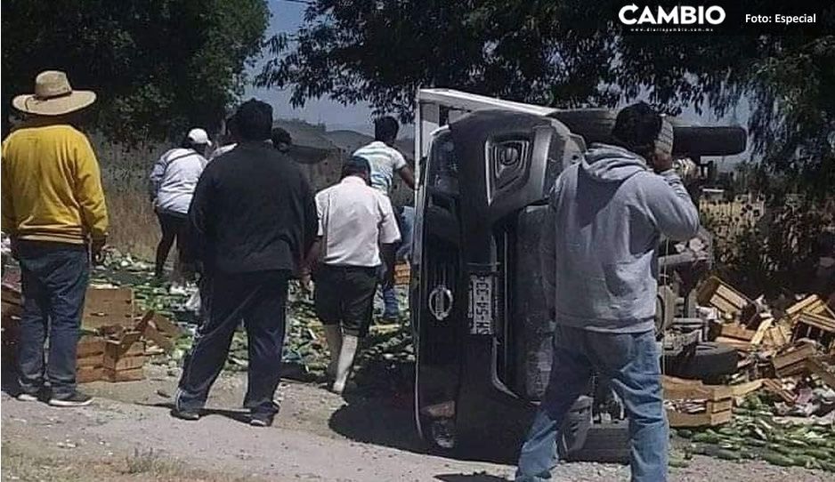 Conductor vuelca su camioneta llena de calabazas en Cuapiaxtla; resultó herido