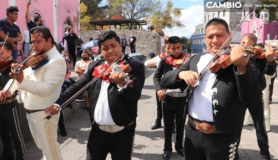 En El Alto, también le cantan y lloran a Vicente Fernández
