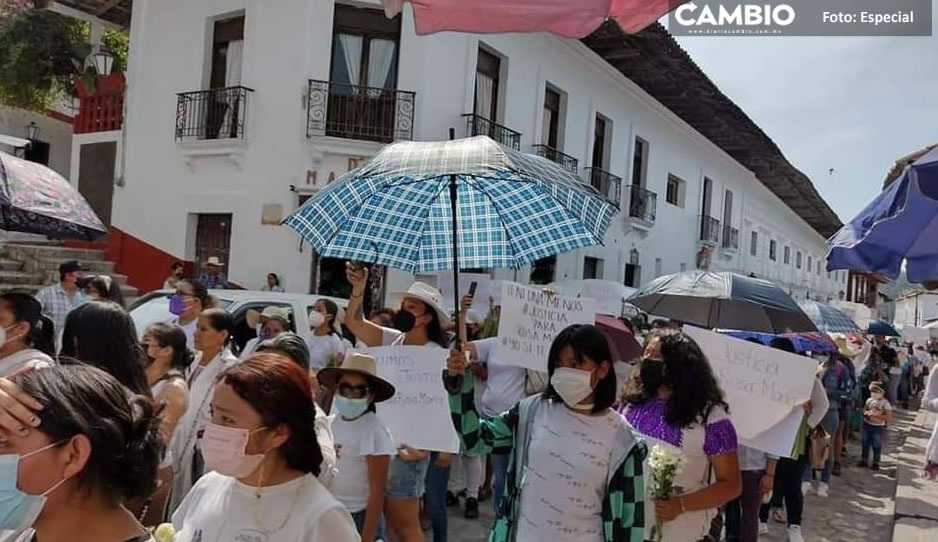 Familiares de Rosa María López se manifiestan exigiendo justicia por su feminicidio en Cuetzalan