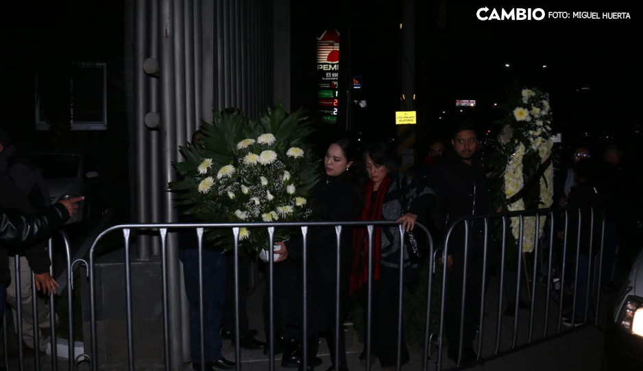 Con mariachis y flores, funcionarios esperan restos de Barbosa en funeraria Camino al Cielo (VIDEO)
