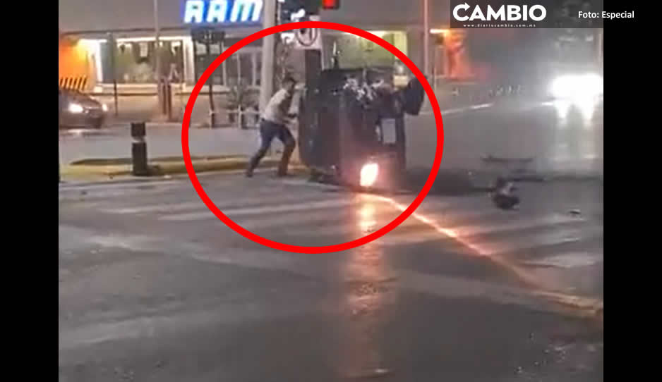 ¡Power regio! Automovilista logra levantar su auto en Nuevo León (VIDEO)