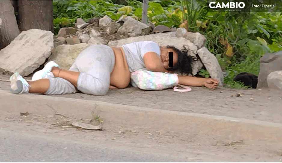 ¿Se quedó dormida o se pasó de copas? Vecinos reportan a mujer tirada en San Andrés Cholula