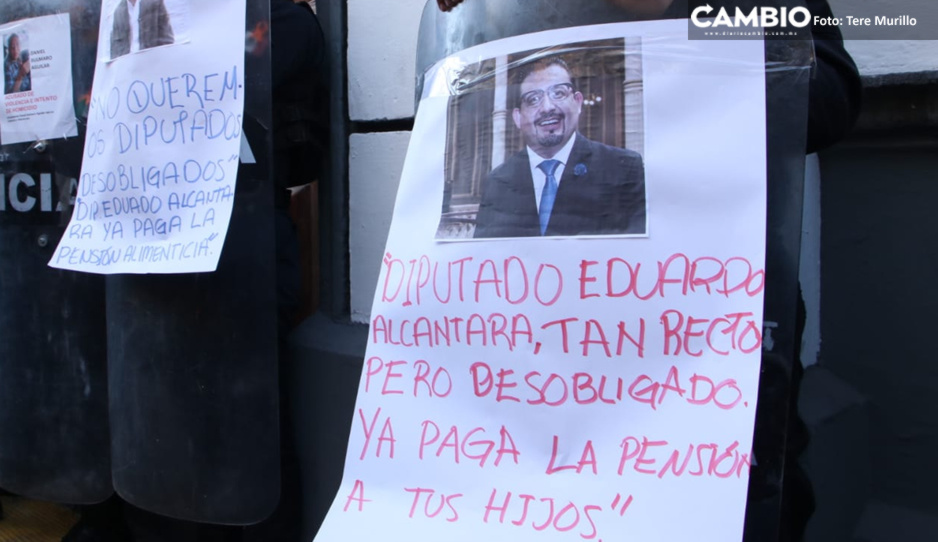 Feministas exhiben a diputado Eduardo Alcántara: debe pensión alimenticia de sus hijos (VIDEO)