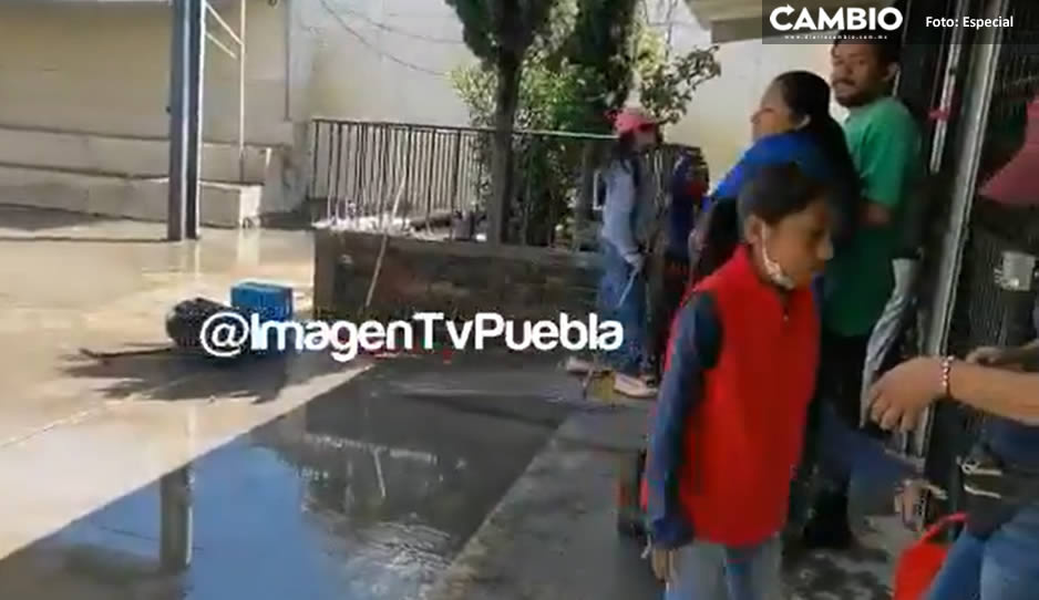 Padres de familia siguen limpiando la Primaria Independencia tras terrible inundación (VIDEO)