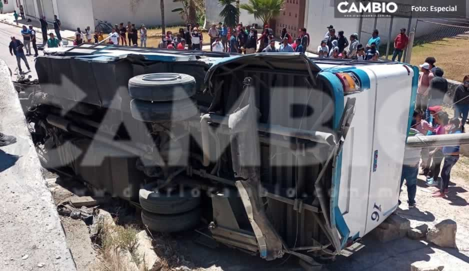 Aparatosa volcadura de camión deja varios pasajeros lesionados en Tepeaca  (VIDEO)
