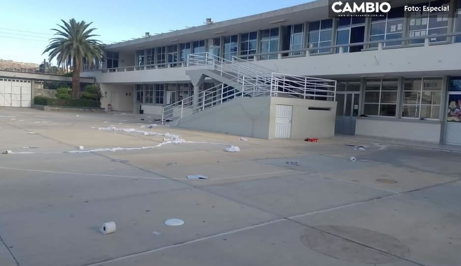 Vandalizan Centro Escolar de Acatlán; destruyen mobiliario y grafitean paredes