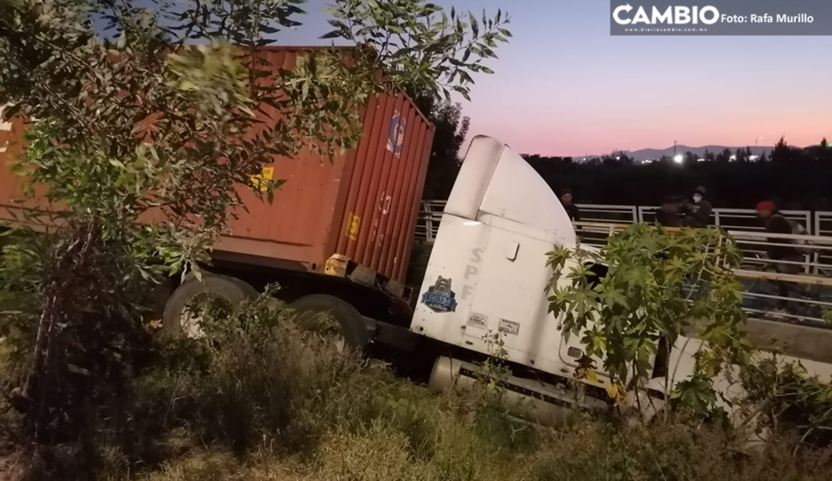 ¡Tráfico en el Periférico! Tráiler se descarrila y bloquea carril a la altura de Camino Real (VIDEO)