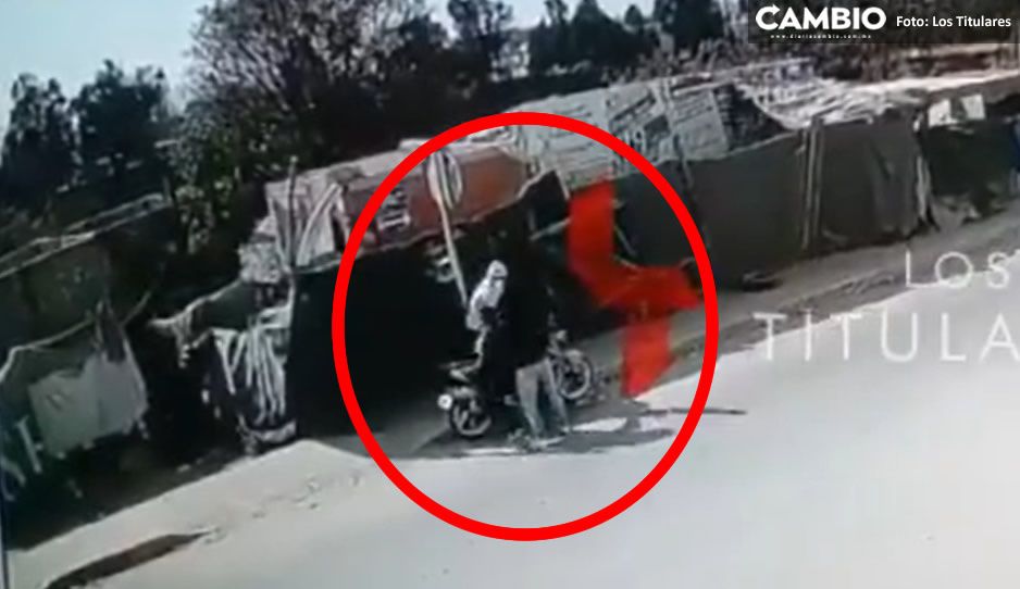 VIDEO: Ladrones encañonan a motociclista y el roban moto en el Mercado Hidalgo
