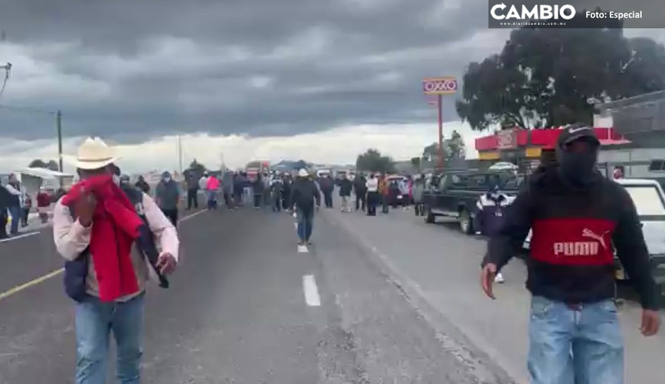 Pobladores de San Francisco Cuautlancingo bloquean la carretera federal El Seco Azumbilla