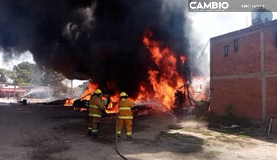 VIDEO: Arde en llamas depósito de llantas en San Pedro Cholula