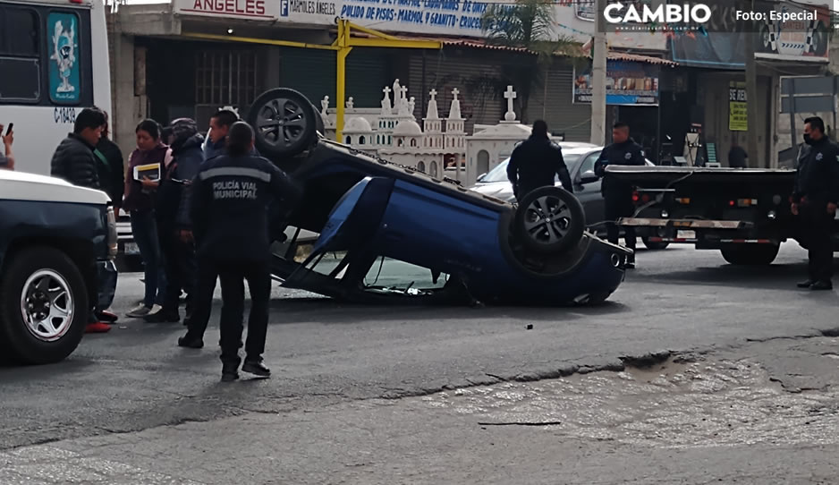 Vuelca auto tras choque en la México-Puebla