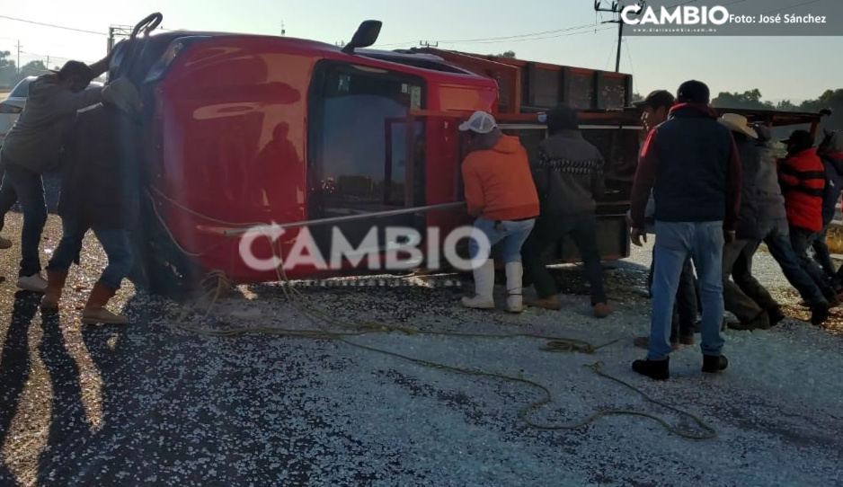Volcadura de camioneta que transportaba vidrios deja cuatro heridos en la Puebla-Orizaba