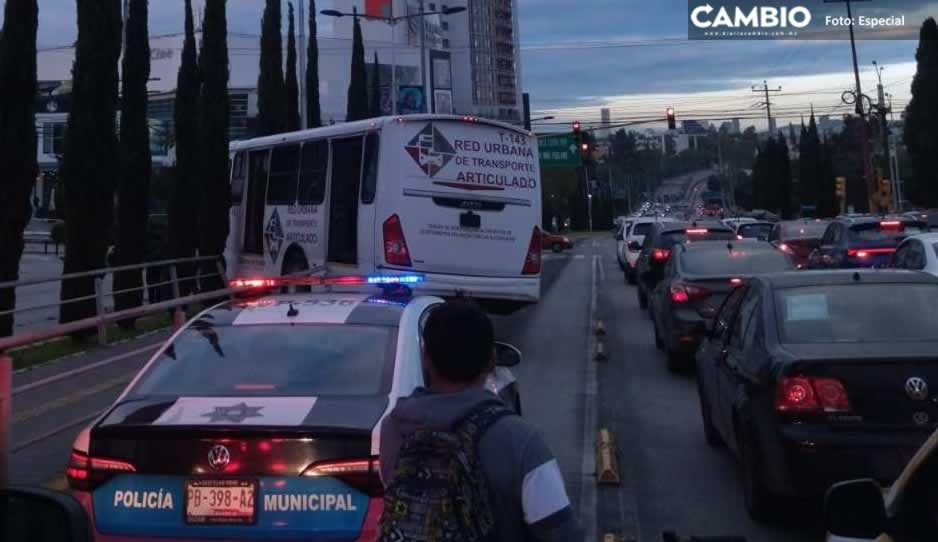 RUTA pierde el control y derriba barandal en paradero de Bulevar Atlixco