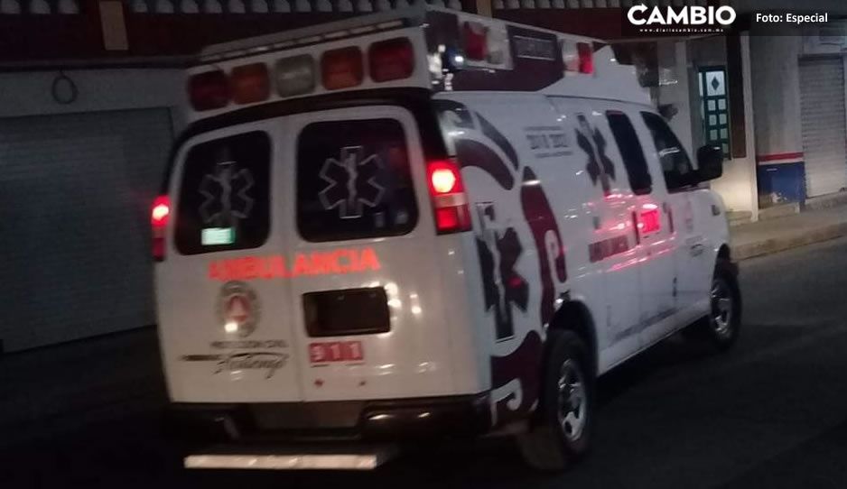 ¡En plena calle! Ambulancia auxilia a joven por crisis de Covid en Acatzingo