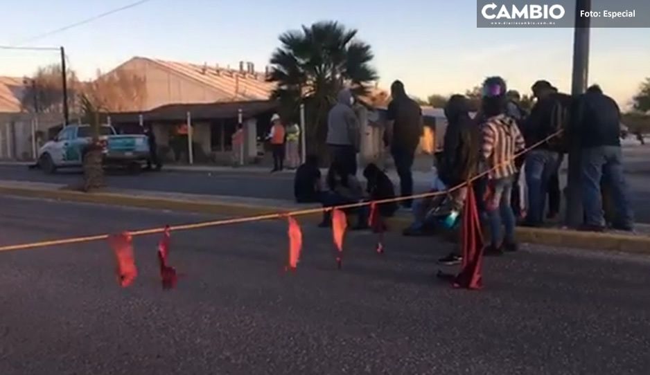 Maquiladores de Ajalpan arremeten contra trabajadores de CFE por cortarles la luz