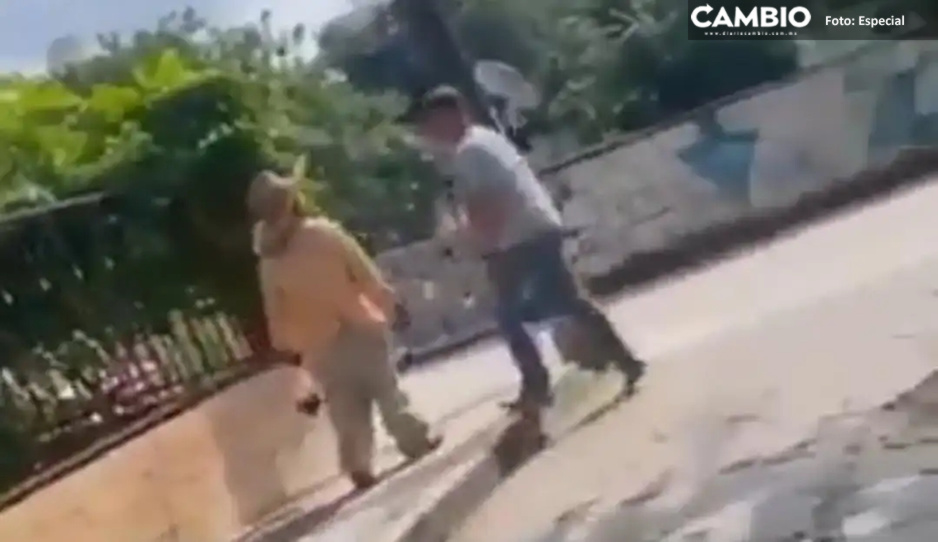 VIDEO: Joven despiadado da brutal golpiza a abuelito por &#039;reto&#039; con amigo