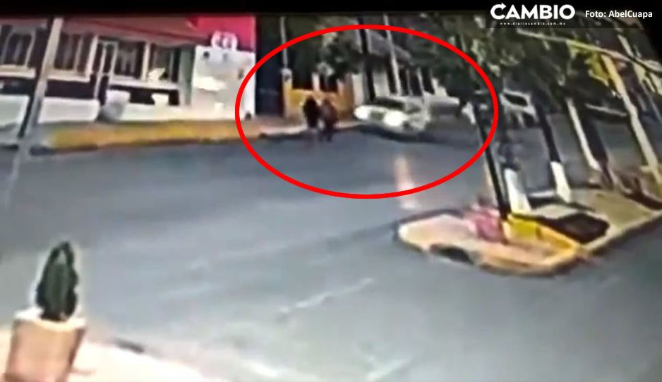 FUERTE VIDEO: Captan momento exacto en que menor de edad atropella a dos abuelitos en Coahuila
