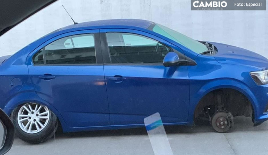 Dejan coche sin llantas en colonia de Texmelucan