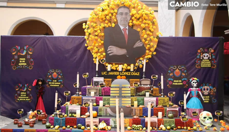 ¡En su honor! López Díaz acapara las ofrendas en Puebla
