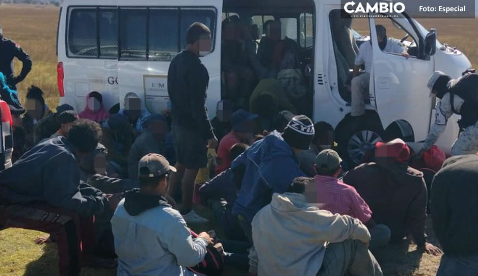 Migración asegura a 49 indocumentados en la autopista Cuapiaxtla-Cuacnopalan