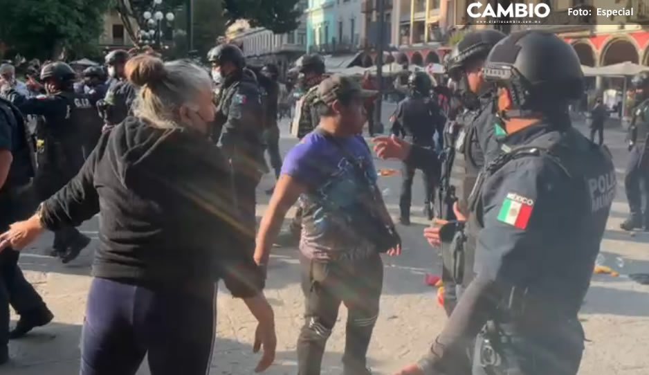 EN VIVO: Batalla campal de ambulantes contra policías de Lalo en el Zócalo