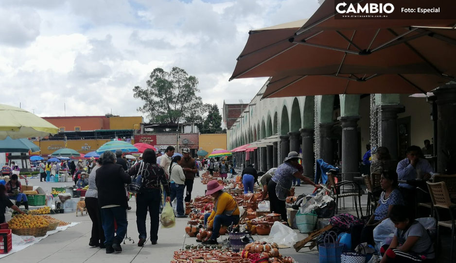 Jueves de fiesta en San Pedro Cholula; trueque, quema de panzones y la Guelaguetza