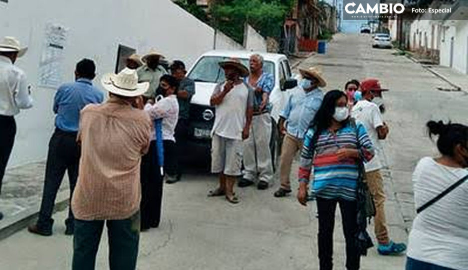 Habitantes de Ahuehuetitla bloquean la México- Oaxaca por imposición de alcalde
